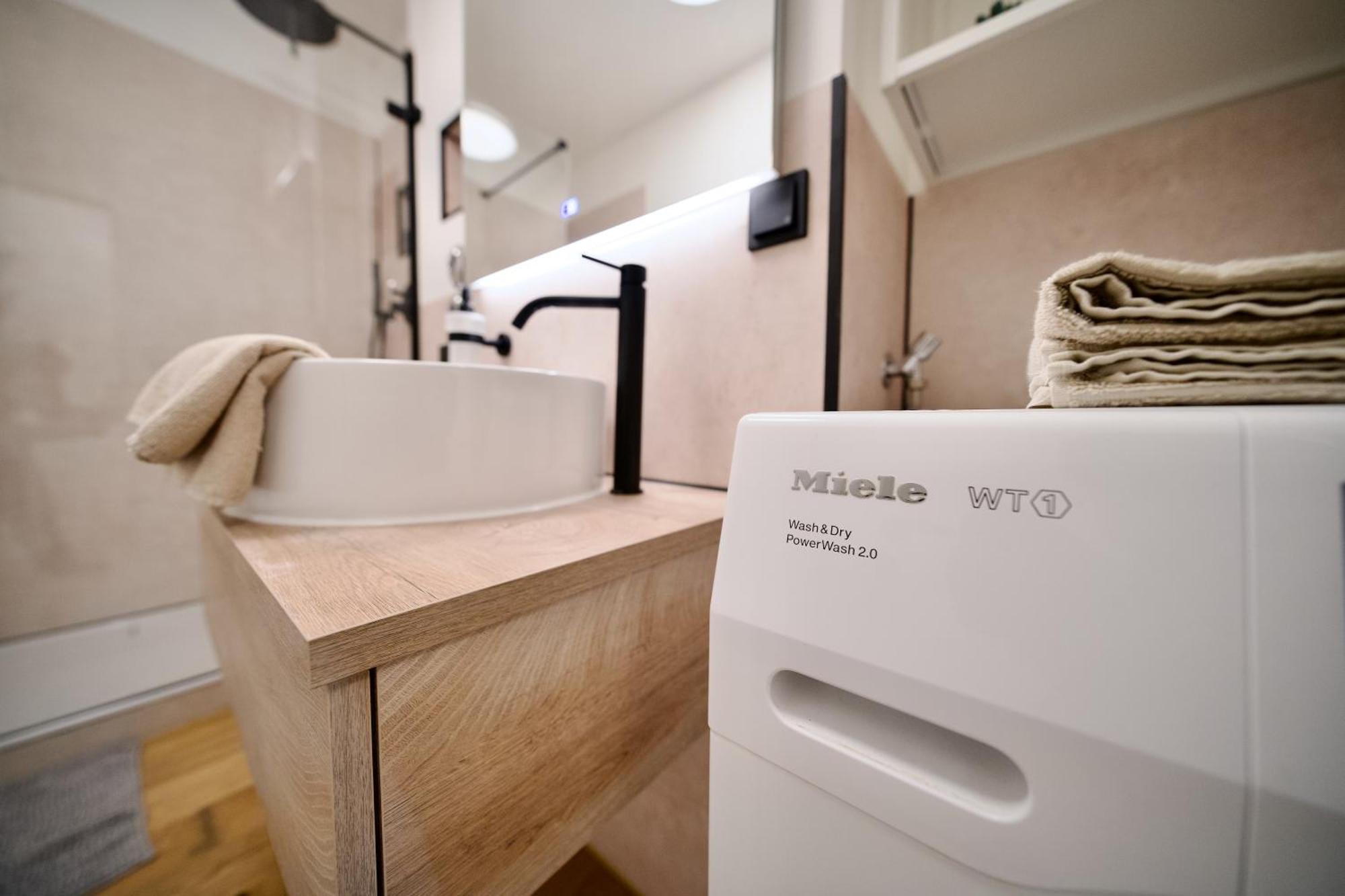 Edler Wohnraum Luxurioeses Apartment Mit Balkon, Boxspringbett, Kaffeevollautomat, Lift & Parkplatz 켐니츠 외부 사진